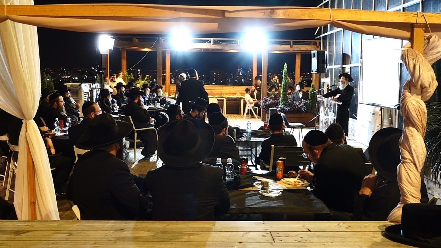 הקהל בערב הצדעה וקידום מטרות מהכון